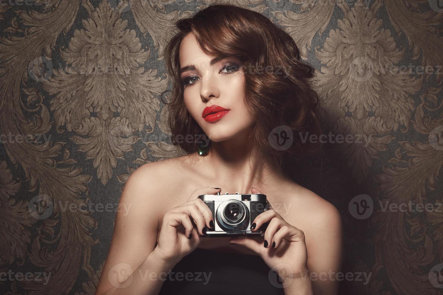 belle femme avec un appareil photo vintage dans les mains