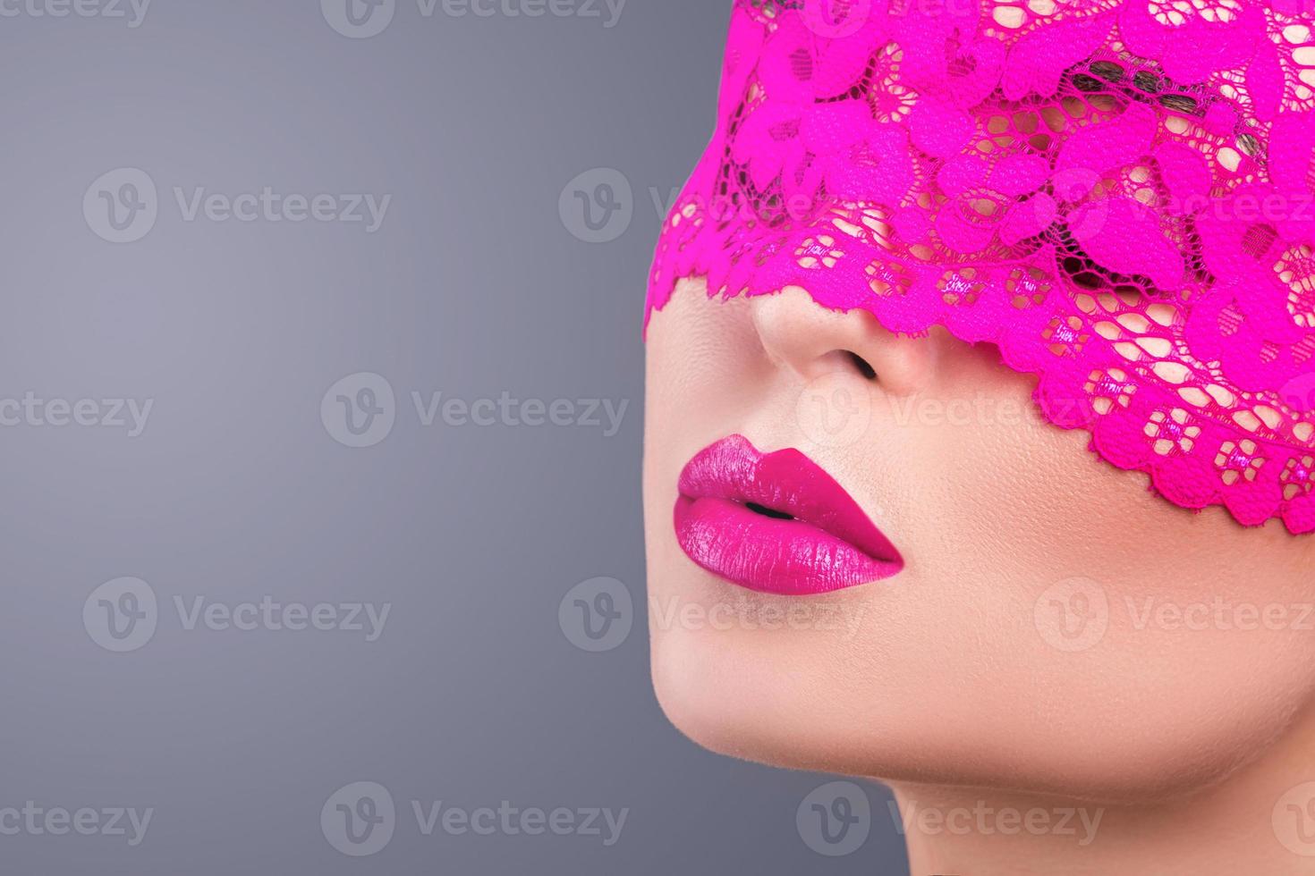 femme avec un bandeau rose sur le visage photo