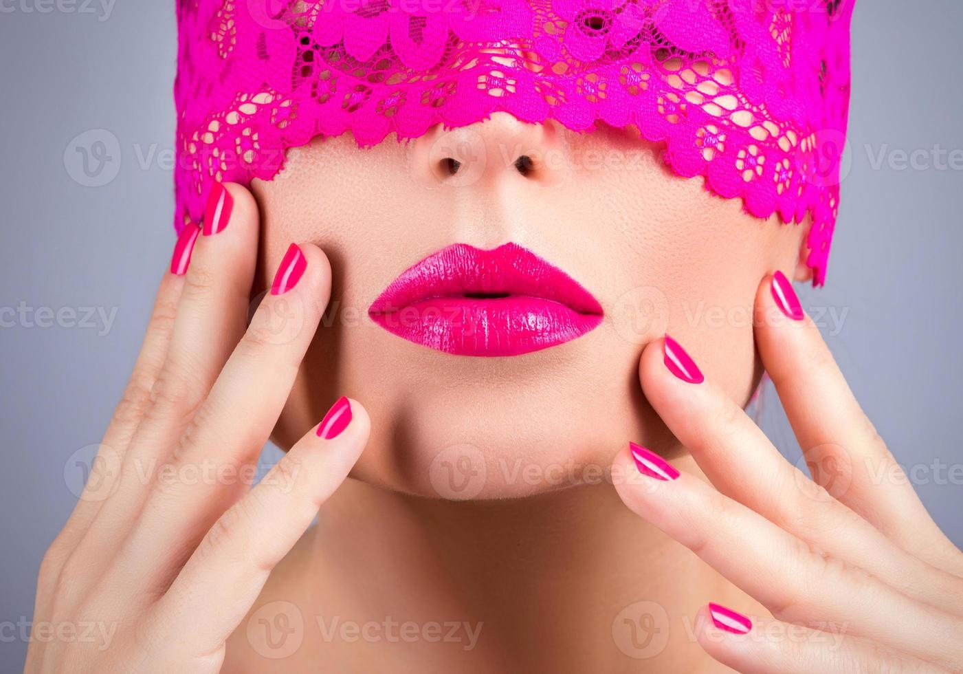 femme avec un bandeau rose sur le visage photo