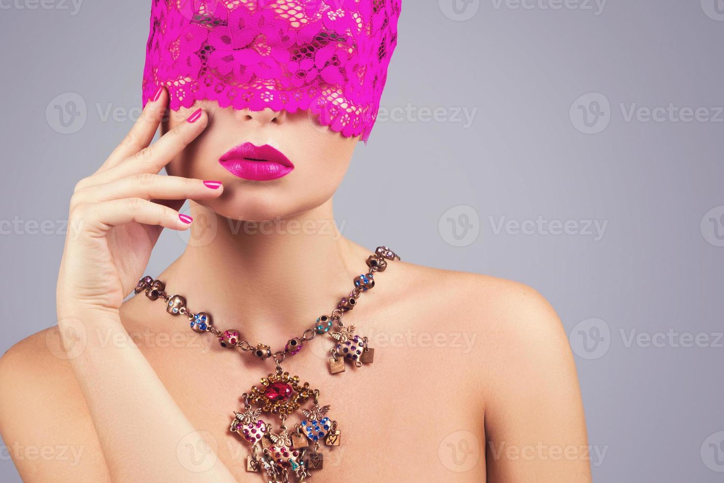 femme avec un bandeau rose sur les yeux photo