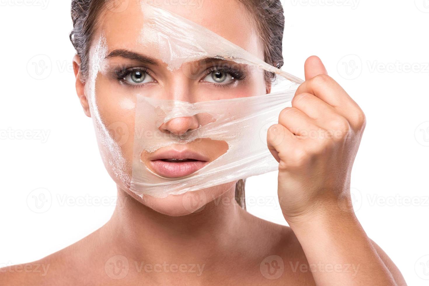 jeune femme avec un masque purifiant sur son visage photo