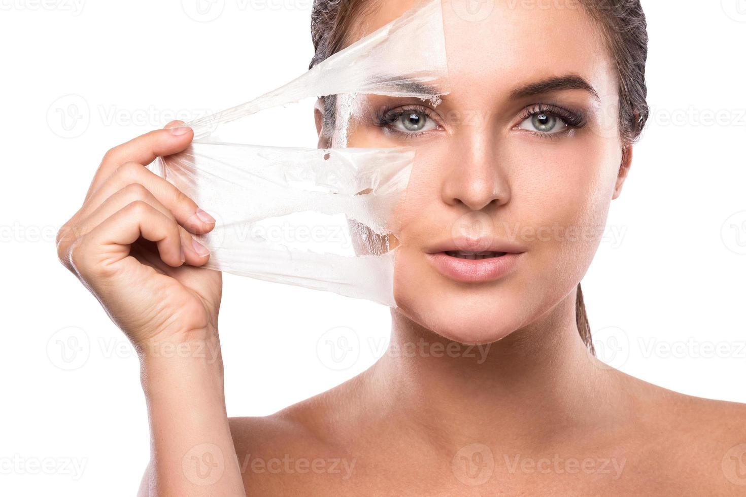 jeune femme avec un masque purifiant sur son visage photo