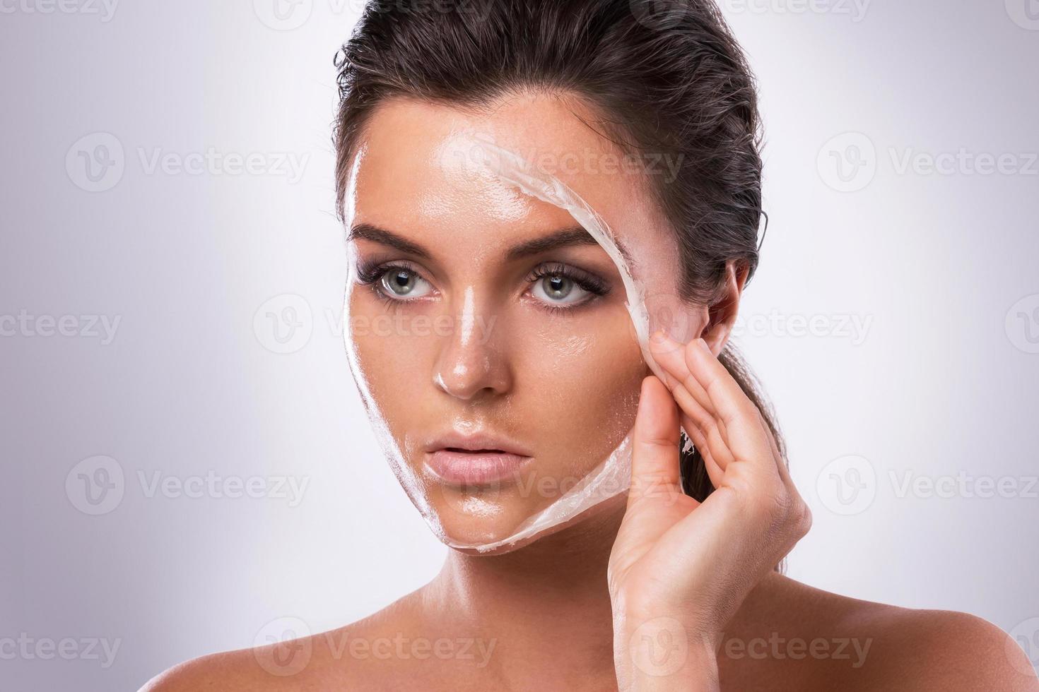 jeune femme avec un masque purifiant sur son visage photo
