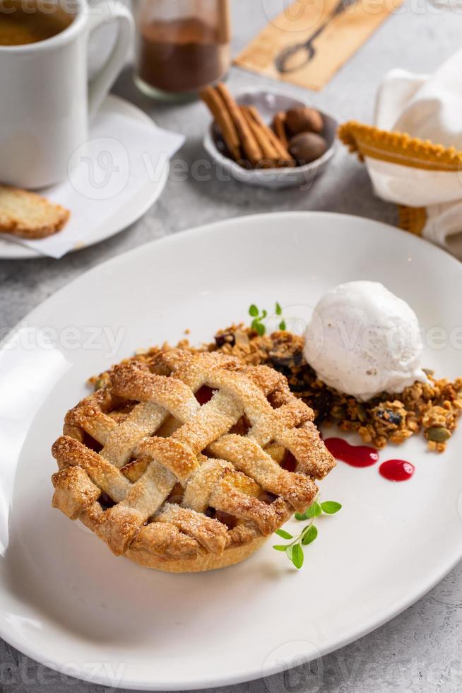 tarte aux pommes d'automne traditionnelle avec treillis servie avec crème glacée photo