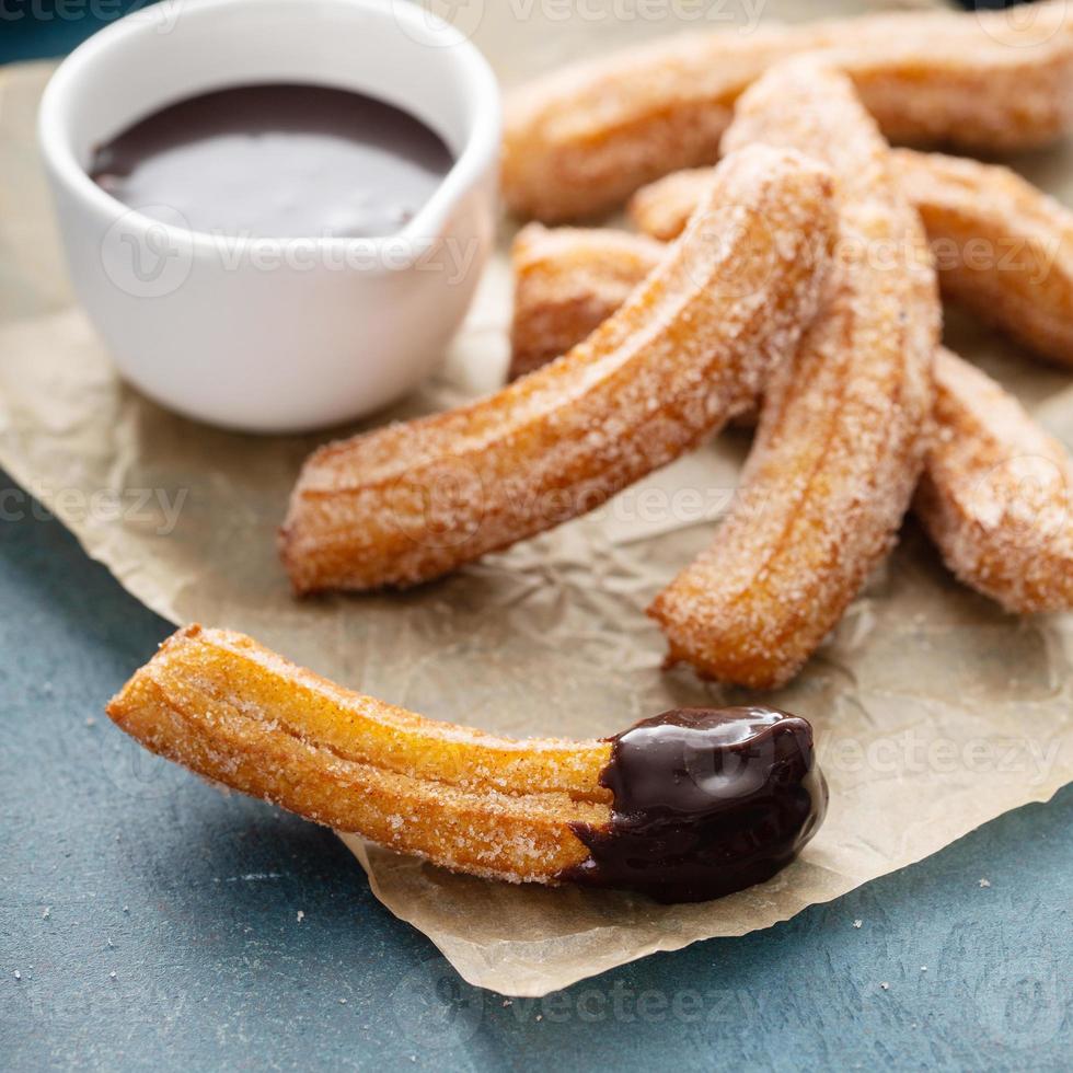 churros maison avec sucre à la cannelle sur parchemin photo