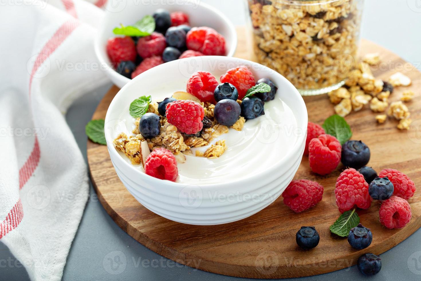 yaourt nature avec granola sur le côté photo