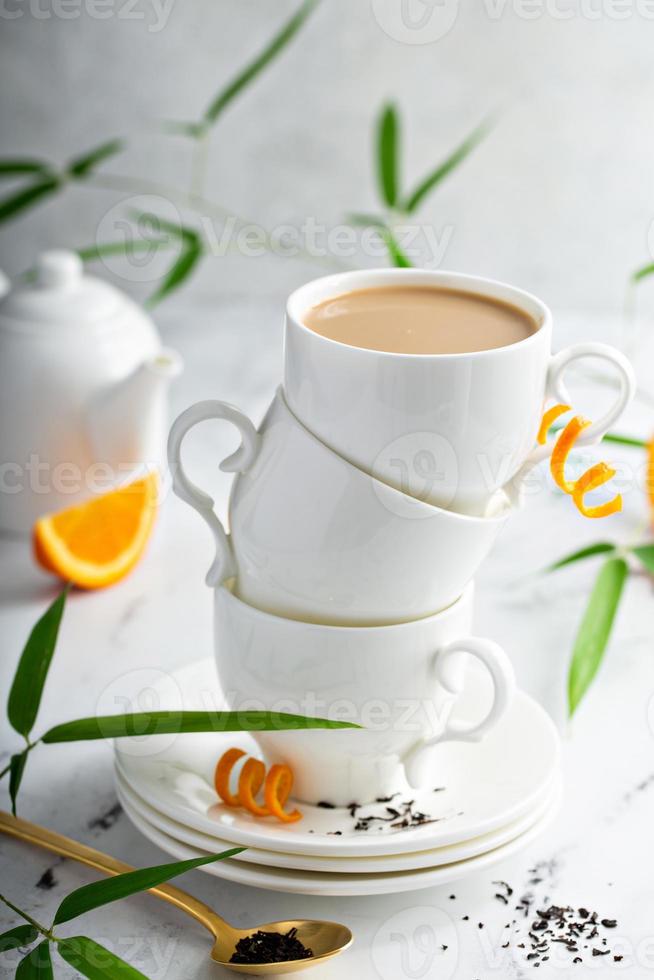 Thé au lait Earl Grey versé dans des tasses empilées photo