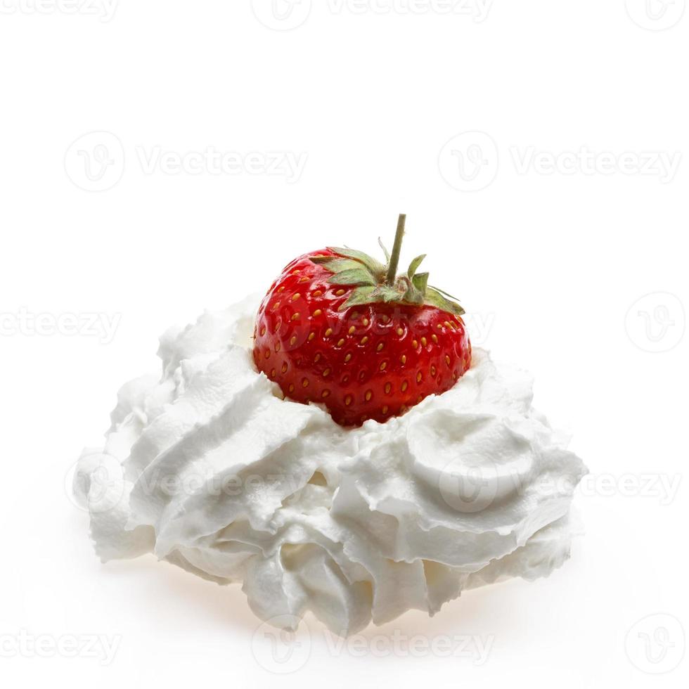 Fraise et crème fouettée sur fond blanc photo