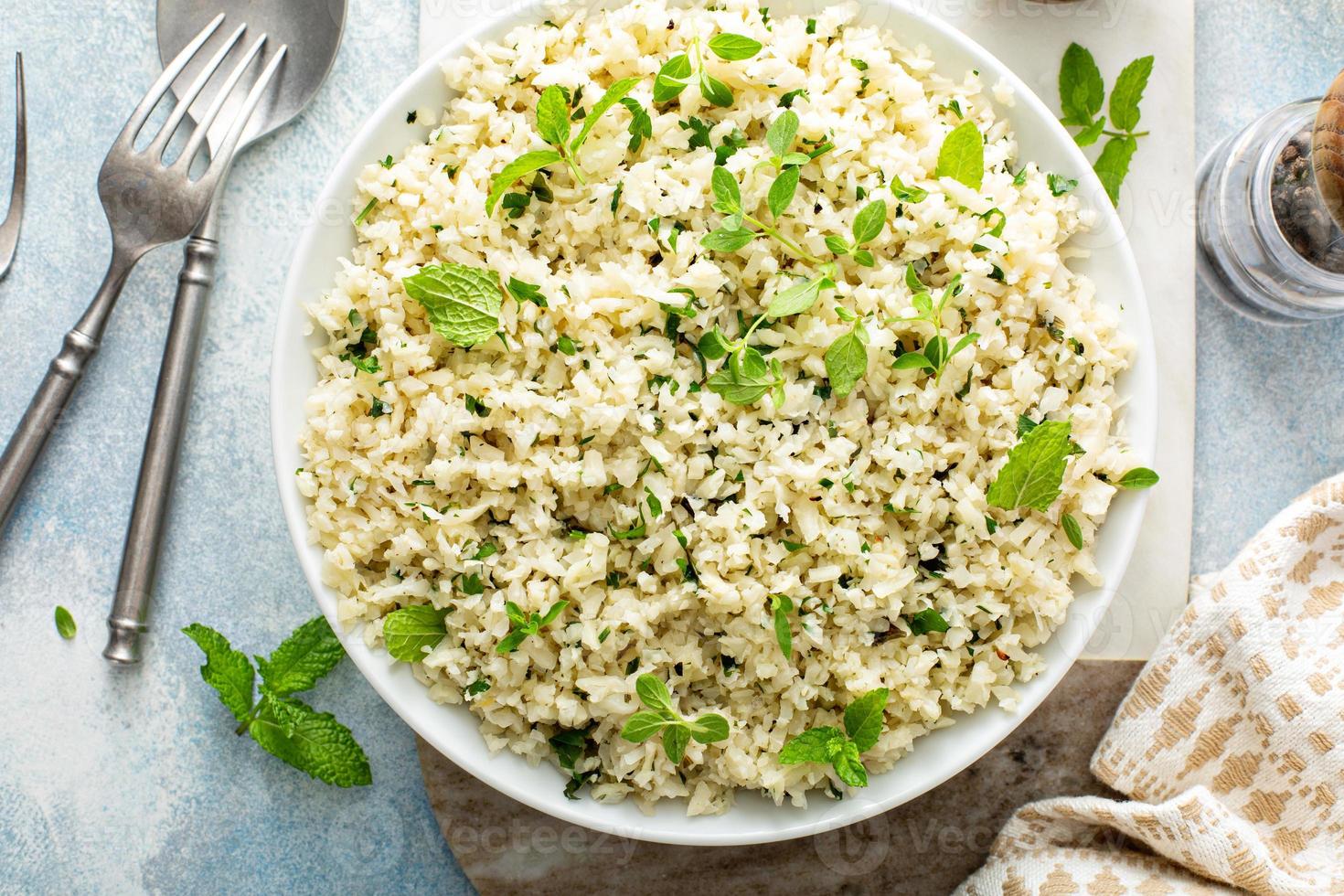 riz de chou-fleur aux herbes et jus de citron dans un bol blanc photo