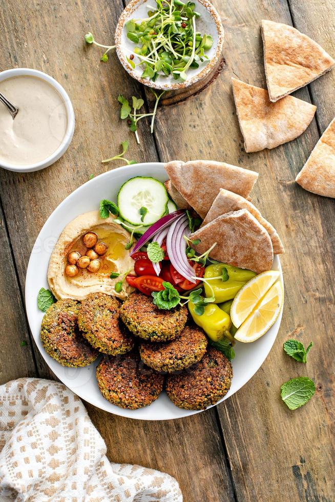 bol de falafel au four avec houmous et légumes photo