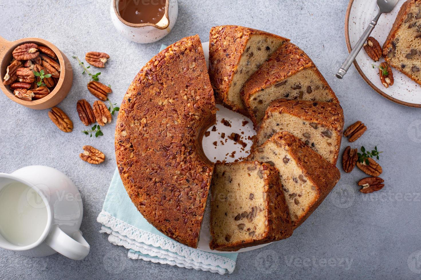 gâteau traditionnel aux noix de pécan et à la cassonade, moule à bundt  16116742 Photo de stock chez Vecteezy