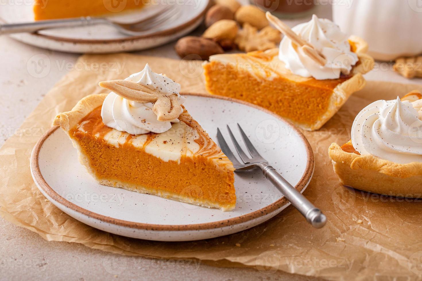 tarte au tourbillon de gâteau au fromage à la citrouille garnie de crème fouettée photo