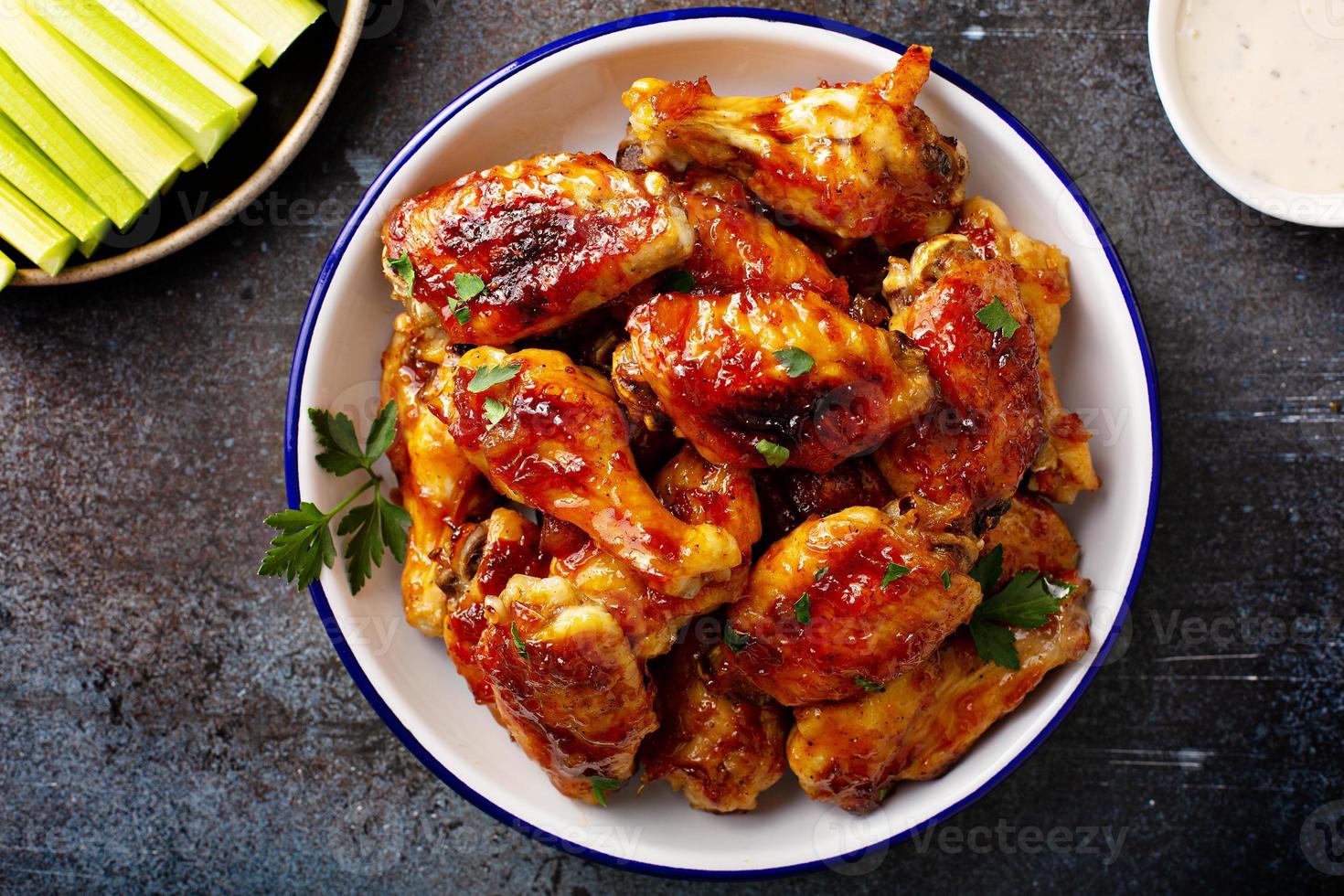 ailes de poulet sucrées et épicées avec glaçage photo