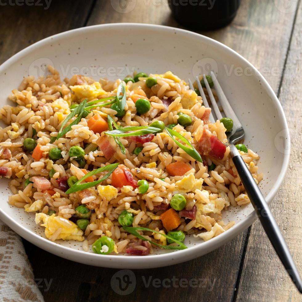 petit-déjeuner riz frit avec bacon et œufs brouillés photo