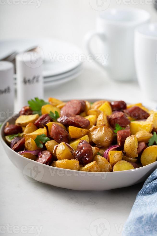 plat de petit-déjeuner traditionnel, pommes de terre à la saucisse photo