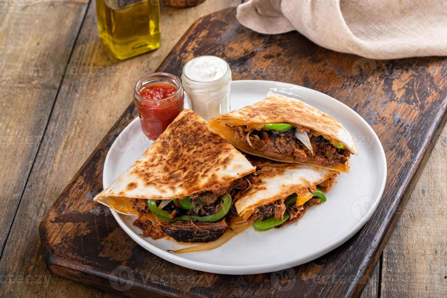 quesadillas de poitrine, poivrons et oignons coupés sur une assiette photo