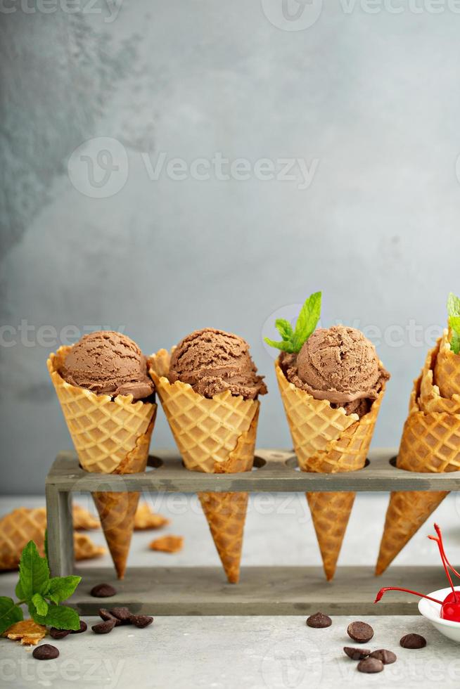 glace au chocolat dans des cornets gaufrés photo