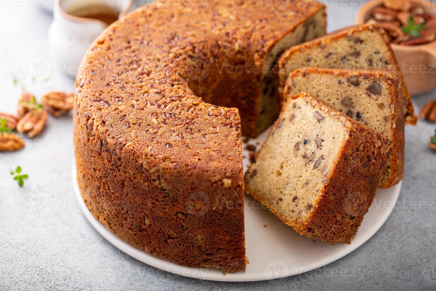 gâteau traditionnel aux noix de pécan et à la cassonade, moule à bundt  16117804 Photo de stock chez Vecteezy