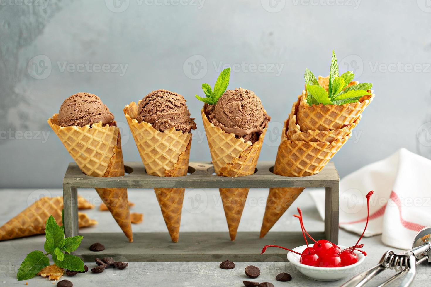 glace au chocolat dans des cornets gaufrés photo