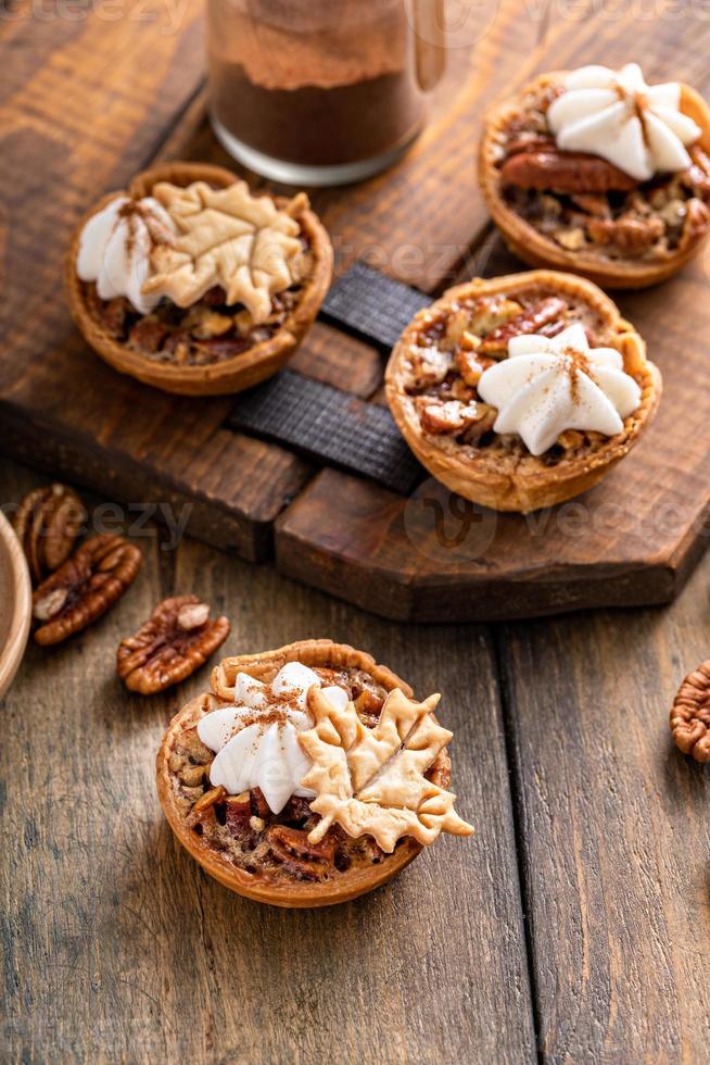 mini tartes aux noix de pécan cuites dans un moule à muffins photo