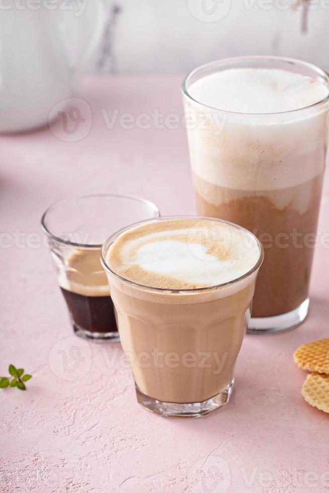 café et boissons expresso dans des verres, latte et moka photo