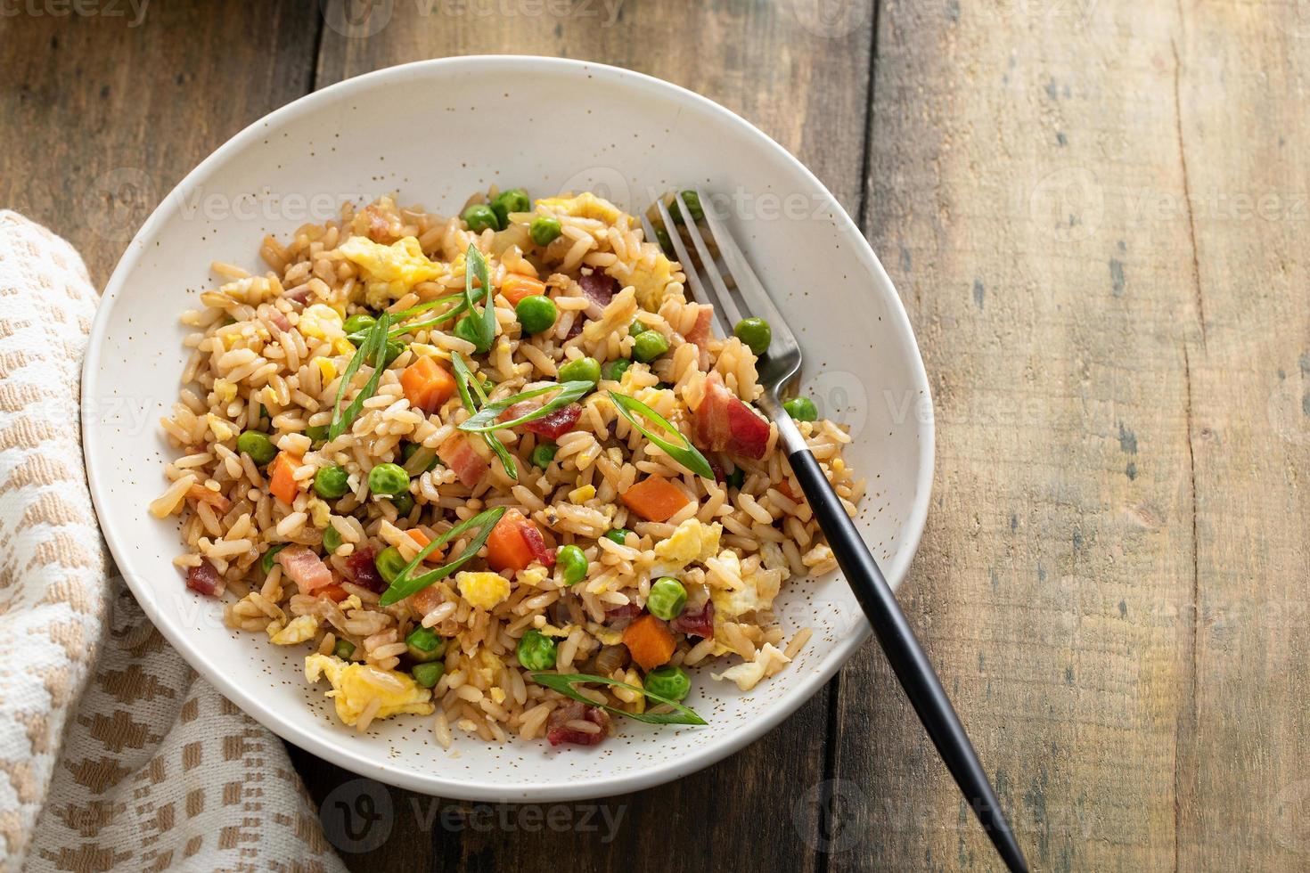 petit-déjeuner riz frit avec bacon et œufs brouillés photo