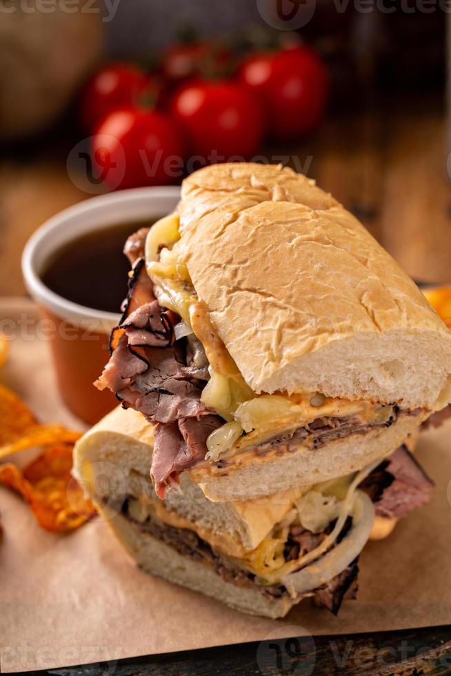 sandwich au boeuf italien au jus dans un bol photo