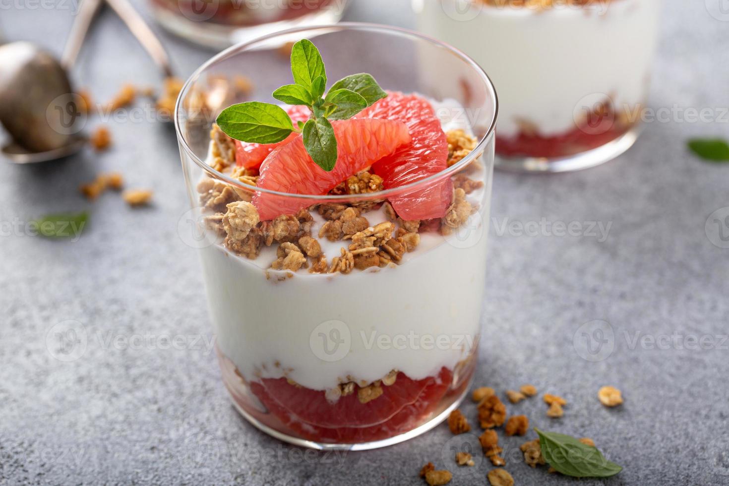 granola au pamplemousse et parfait au yogourt photo