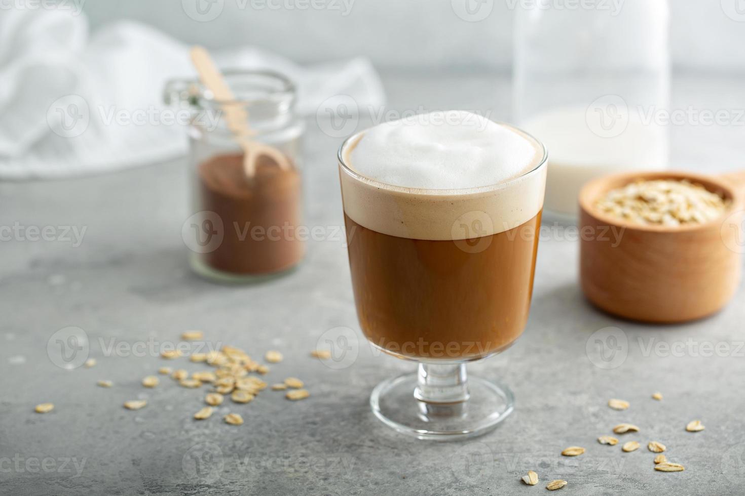 Latte au lait d'avoine avec mousse épaisse photo