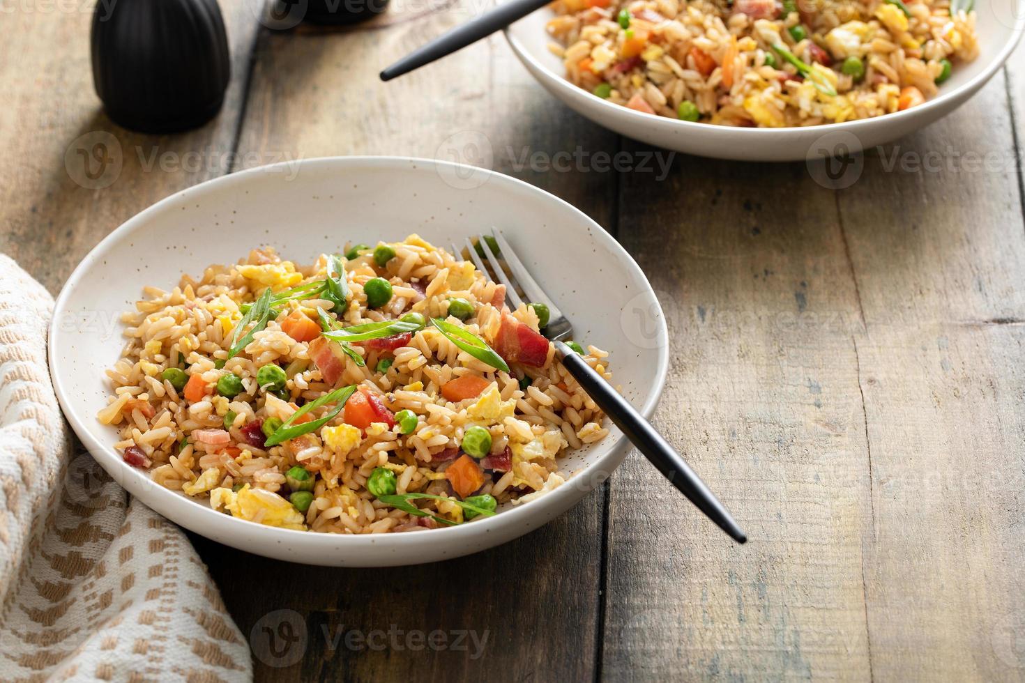 petit-déjeuner riz frit avec bacon et œufs brouillés photo