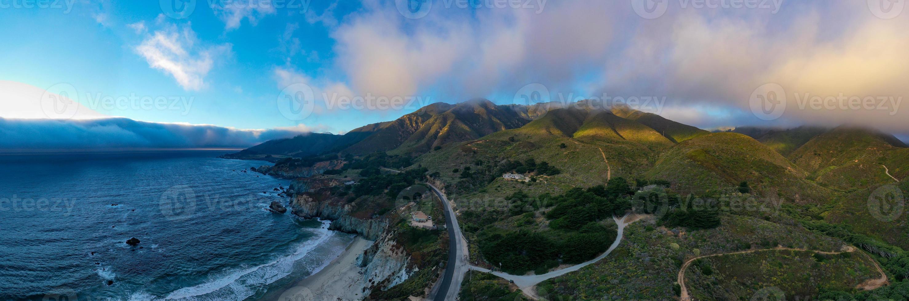 rocky creek en californie, big sur dans le comté de monterey, états-unis photo