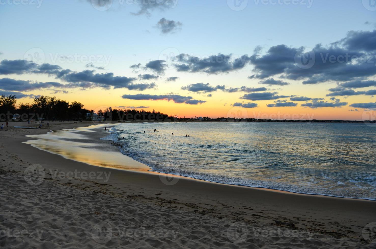 plage de tofo au coucher du soleil au mozambique. tofo beach est la capitale de la plongée au mozambique. photo