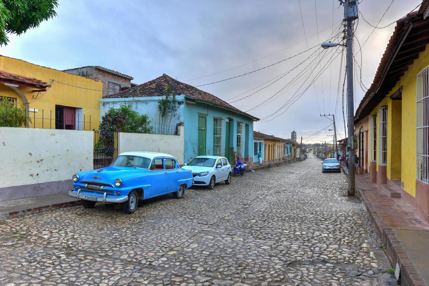 trinidad, cuba - 12 janvier 2017 - voiture classique dans la partie ancienne des rues de trinidad, cuba. photo