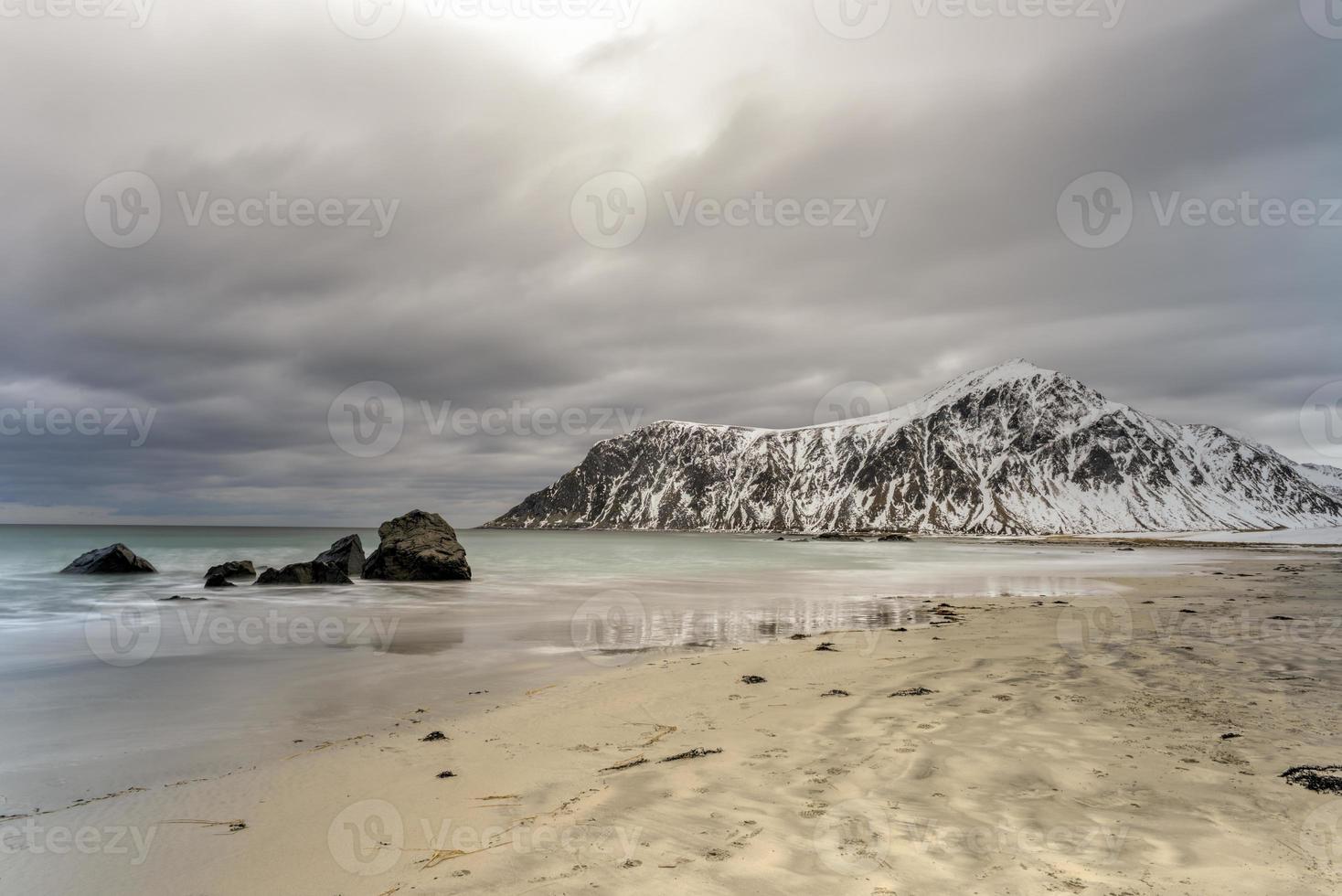 plage de skagsanden dans les îles lofoten, norvège en hiver par temps nuageux. photo