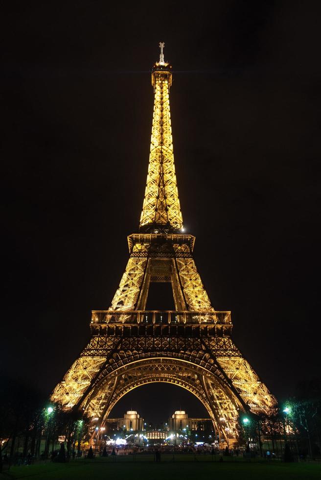 paris, france - 25 novembre 2006 - tour eiffel à paris la nuit. photo