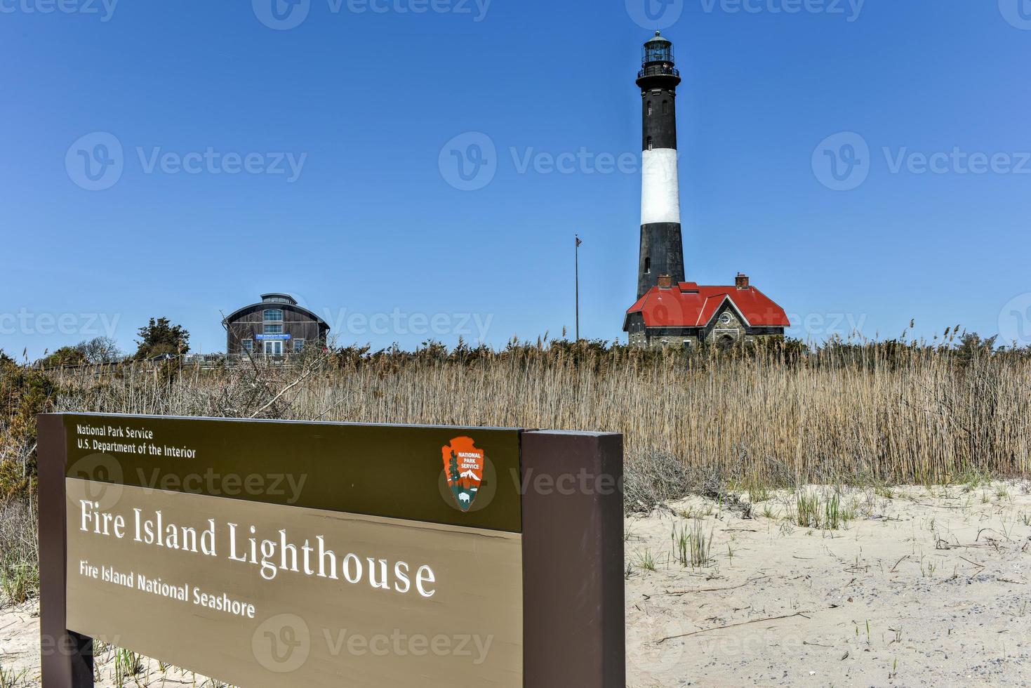 Le phare de Fire Island est un point de repère visible sur la grande baie sud, dans le sud du comté de Suffolk, à New York, à l'extrémité ouest de Fire Island, une île-barrière au large de la côte sud de Long Island. photo