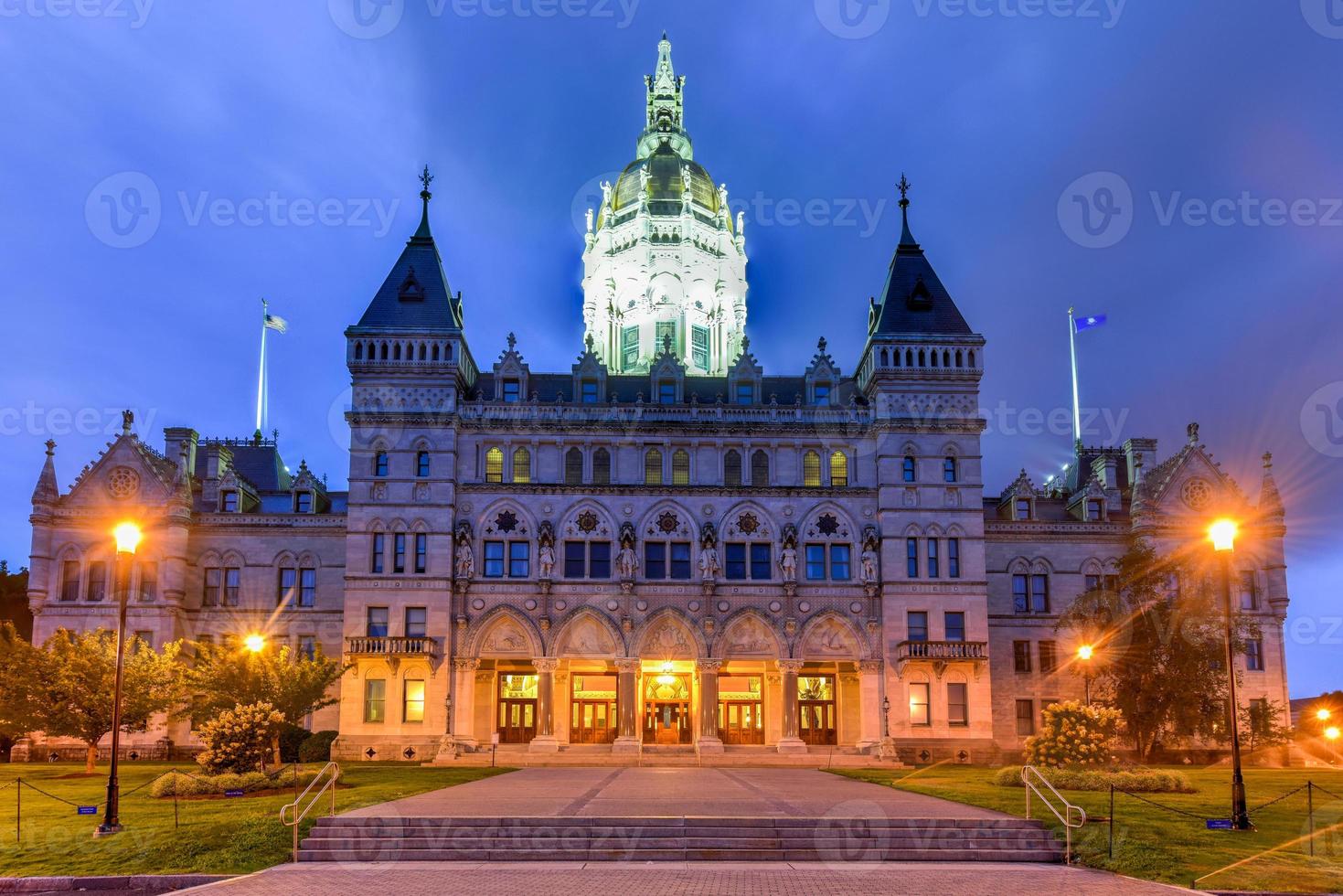 Connecticut State Capitol à Hartford un soir d'été. le bâtiment abrite le sénat de l'État, la chambre des représentants et le bureau du gouverneur. photo