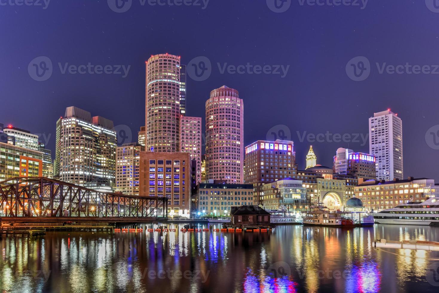 Boston Custom House, Rowes Wharf et skyline du quartier financier la nuit, Boston, Massachusetts, Etats-Unis photo