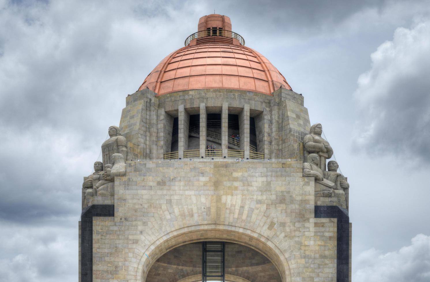 sculptures du monument à la révolution mexicaine sur la place de la république à mexico, 2022 photo