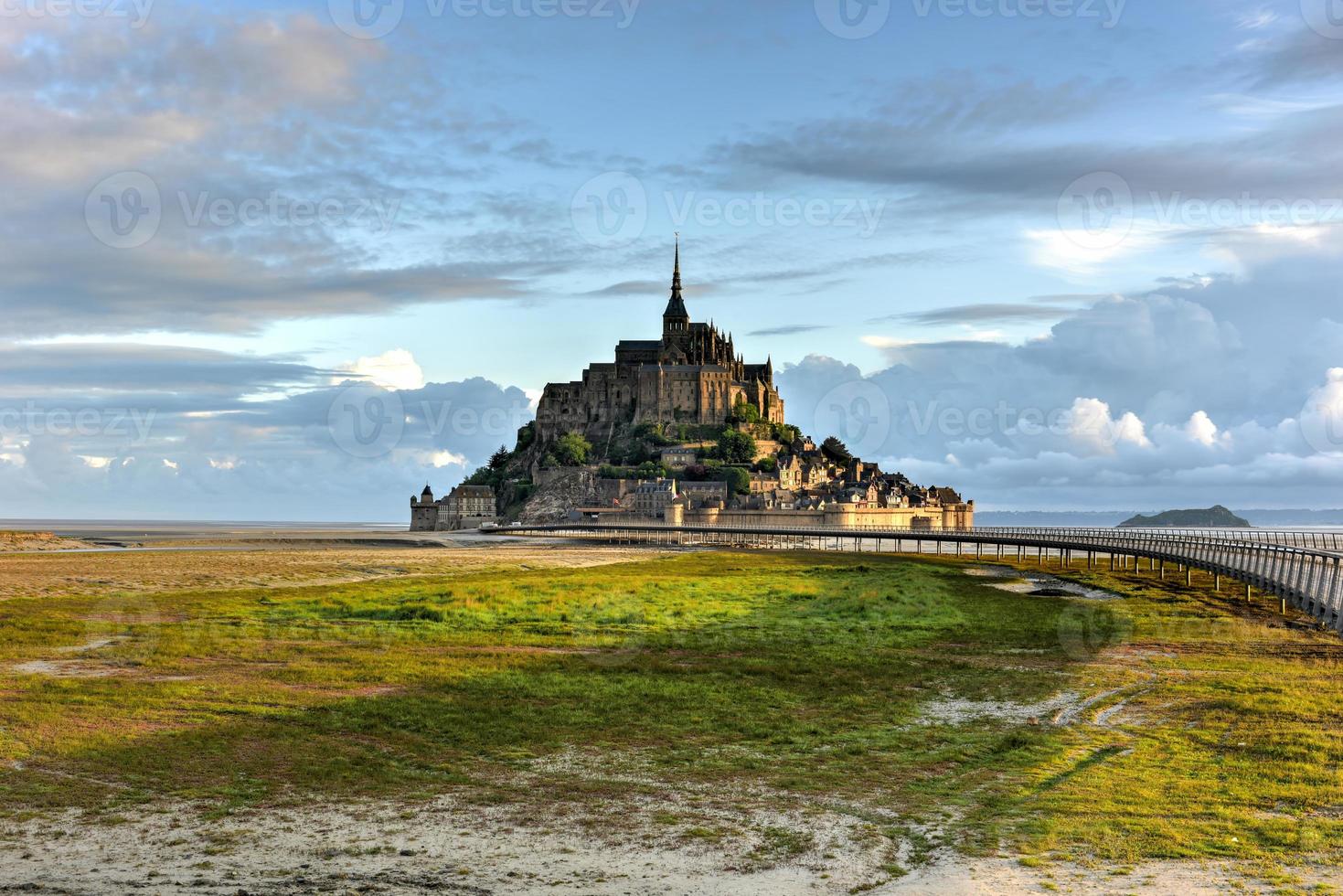 belle cathédrale du mont saint-michel sur l'île, normandie, nord de la france, europe. photo