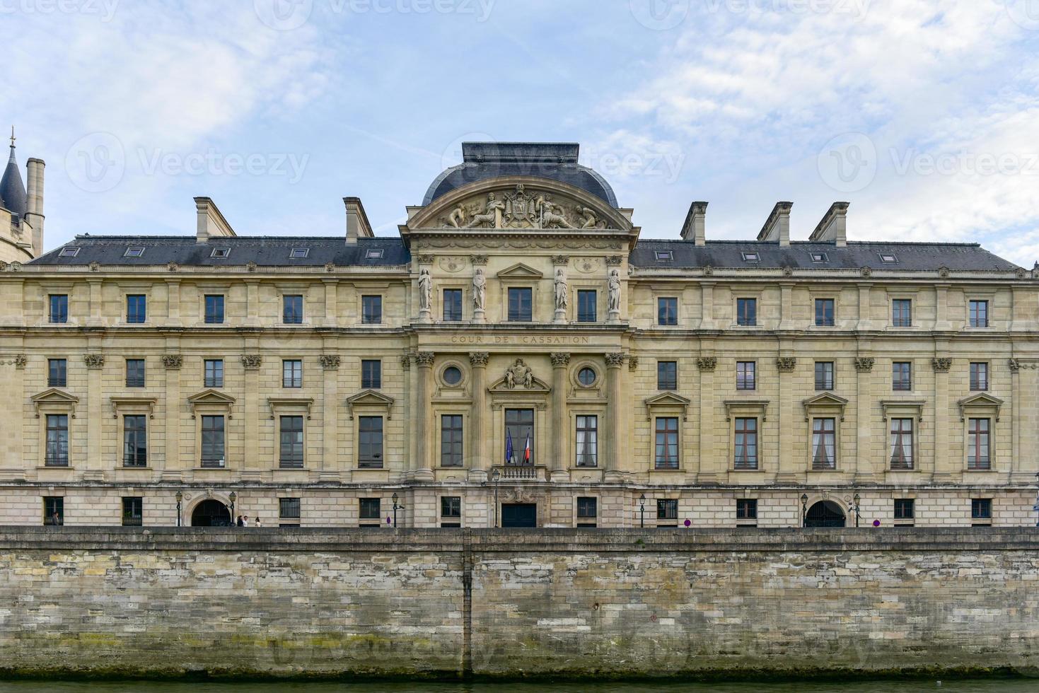 bâtiment de la cour de cassation à paris, france. photo