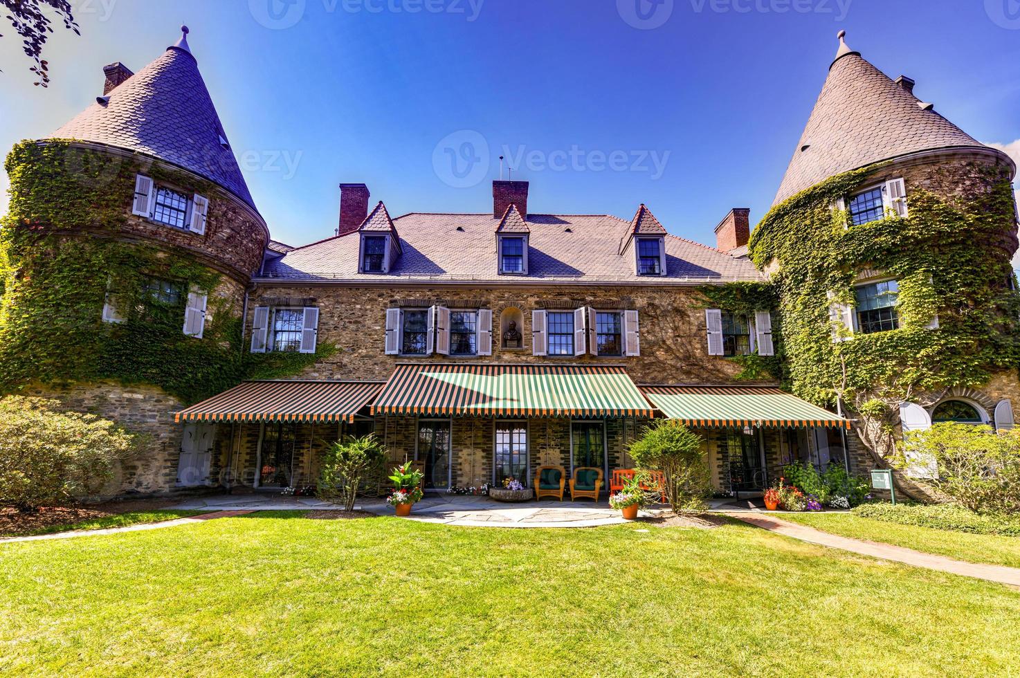 les tours grises, l'ancienne maison de gifford pinchot, le premier chef du service forestier des états-unis et deux fois gouverneur de la pennsylvanie, est un site historique national à milford, pennsylvanie, etats-unis. photo