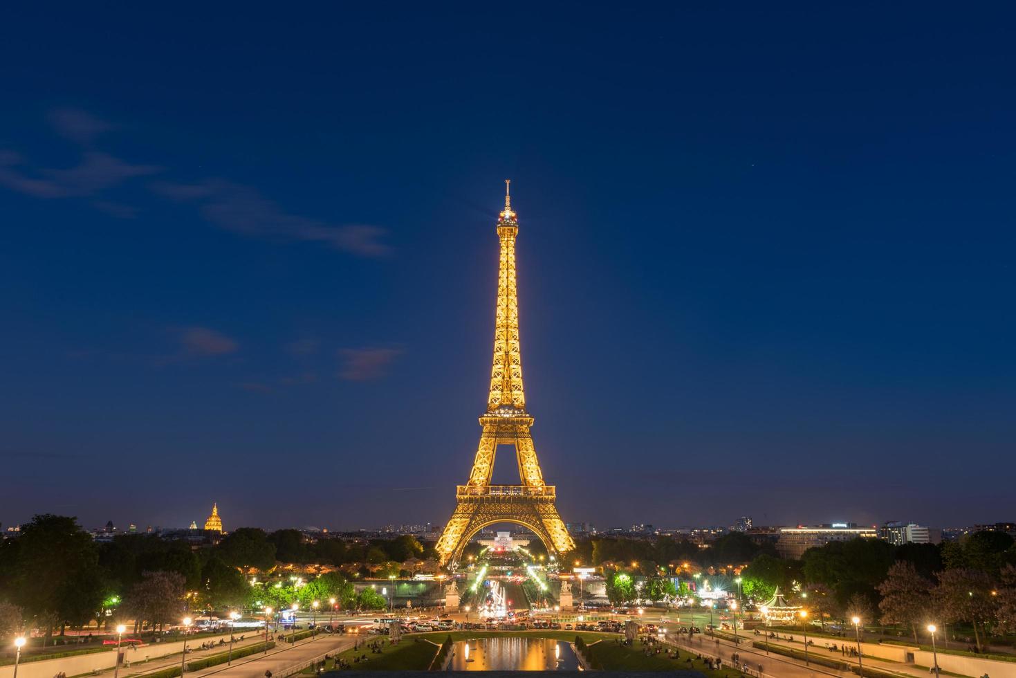 la tour eiffel, une tour en treillis en fer forgé sur le champ de mars à paris, france, 2022 photo