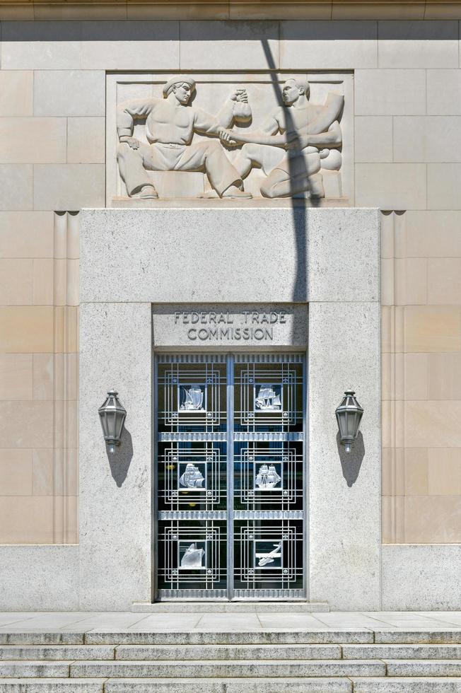 washington, dc - 3 avril 2021 - façade art déco du bâtiment de la commission fédérale du commerce à washington, dc. photo