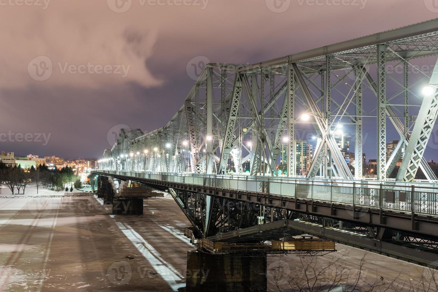 pont alexandra la nuit reliant le québec et l'ontario, gatineau et ottawa au canada. photo