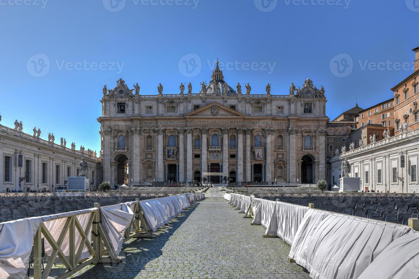 basilique et place saint pierre en préparation de la célébration de pâques dans la cité du vatican. photo