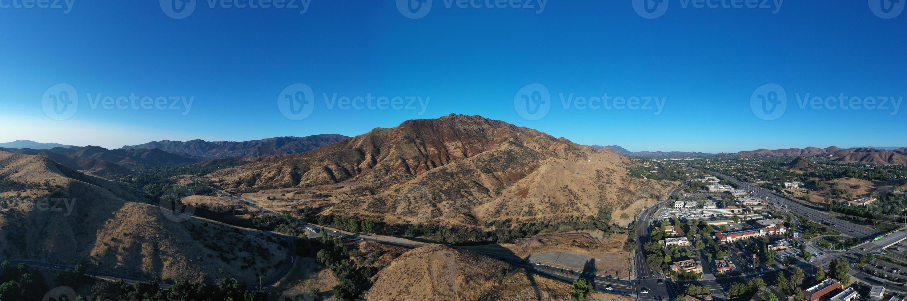 agoura hills, ca - 26 août 2020 - vue aérienne le long des collines d'agoura et de l'autoroute ventura dans le comté de los angeles, californie. photo