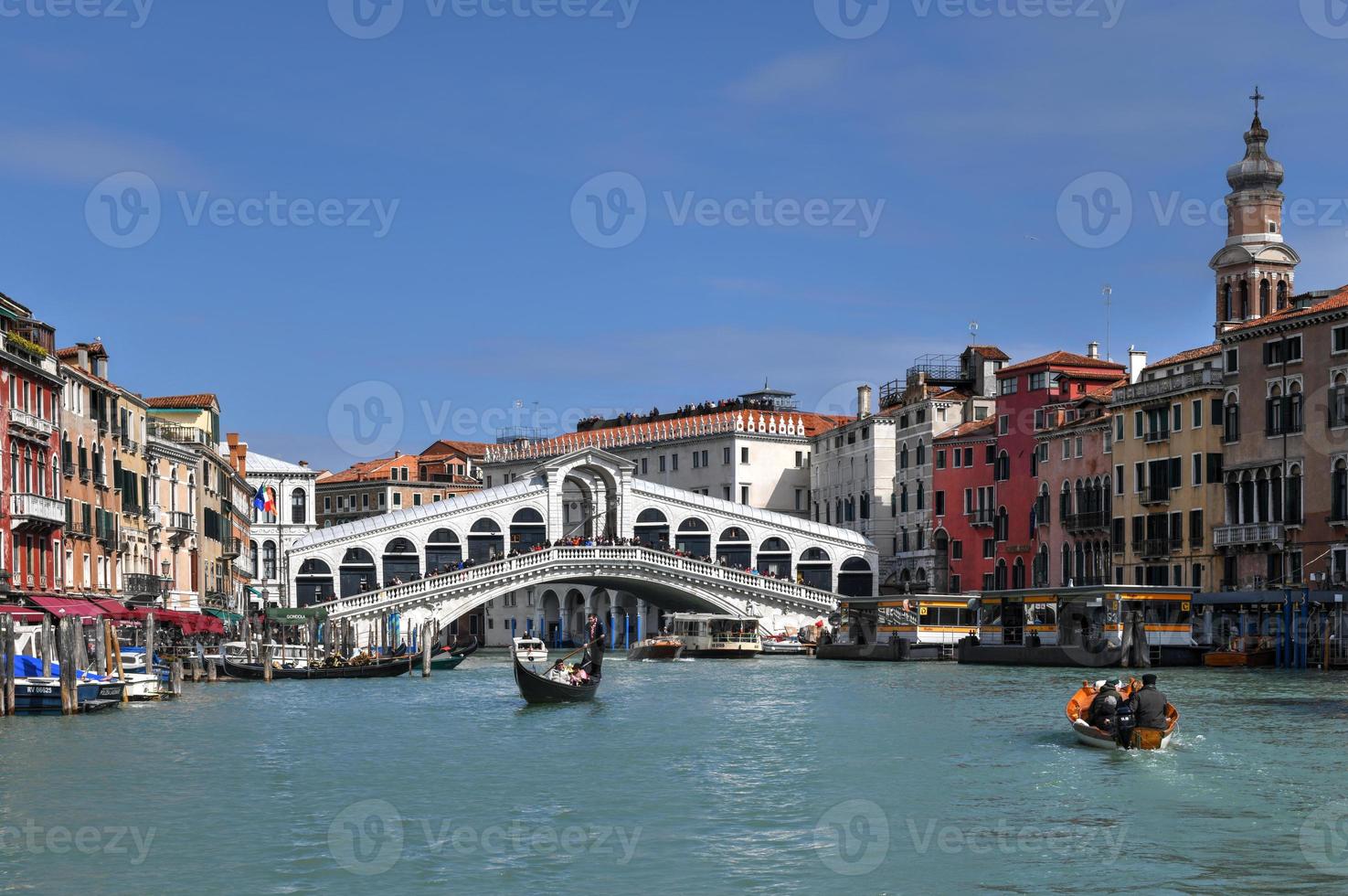 le pont du rialto le long du grand canal à venise, italie photo