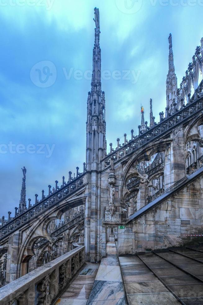 cathédrale de milan, duomo di milano, l'une des plus grandes églises du monde, sur la place piazza duomo dans le centre-ville de milan en italie. photo