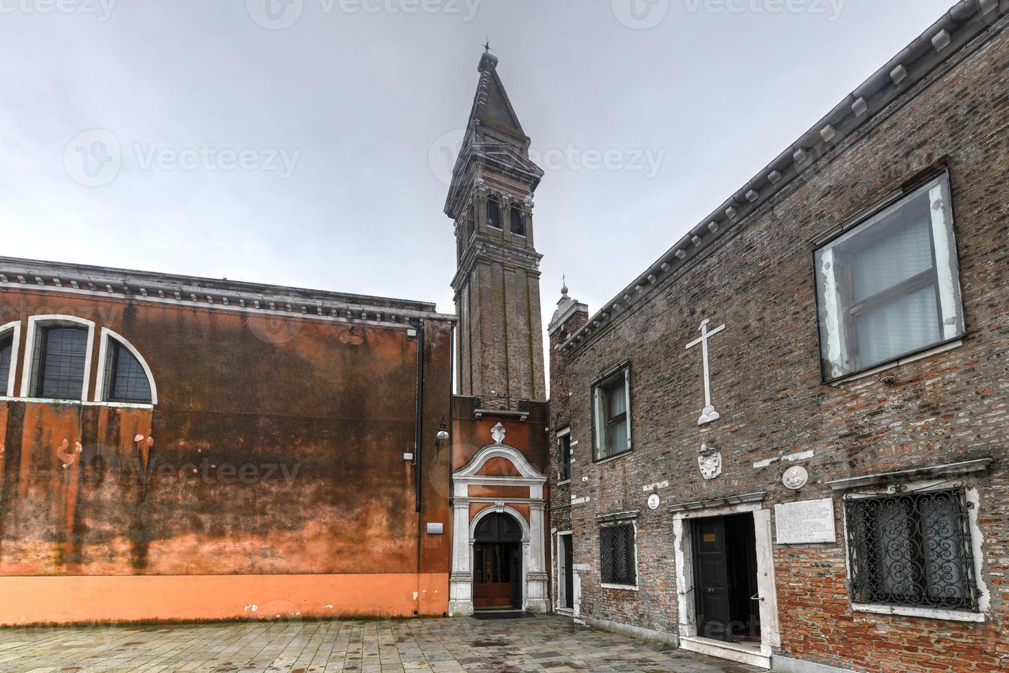 le beffroi incliné de l'église de san martino sur l'île de burano est une église catholique romaine du xvie siècle à venise, en italie. photo